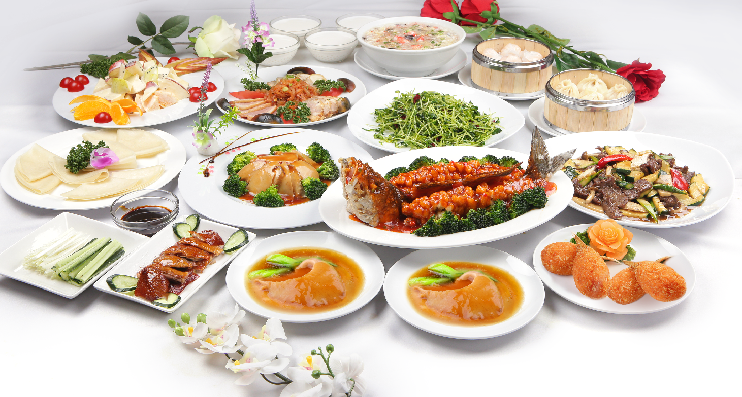 白い食卓に彩り豊かな中華料理が並ぶ、料理写真