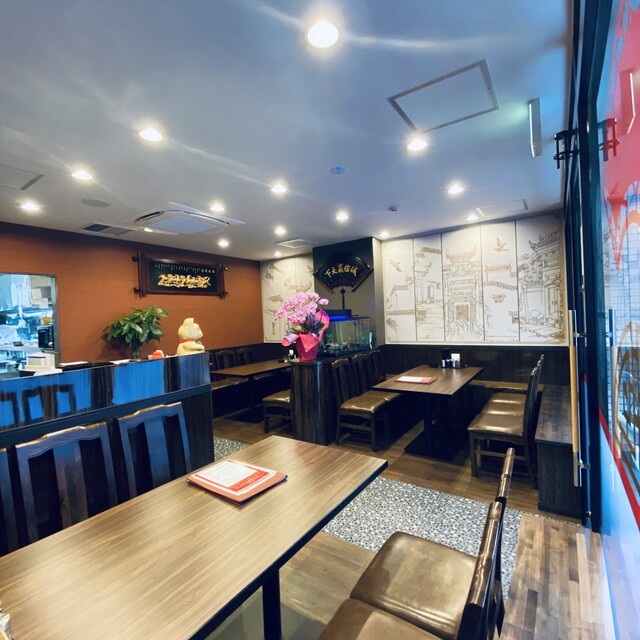 中華料理 華景園 東田町店の入口側のテーブル席