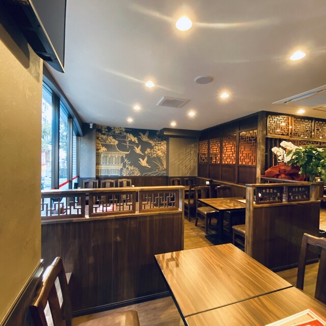 中華料理 華景園 東田町店の木の格子とテーブル席
