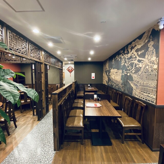 中華料理 華景園 東田町店の壁画のあるテーブル席