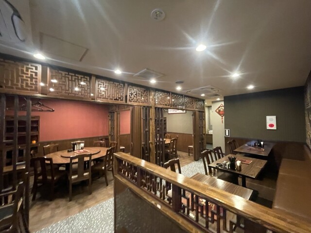 中華料理 華景園 東田町店の円卓のある店内全景