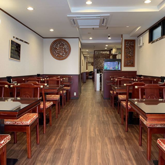 中華料理美山飯店のテーブル席と店内の通路