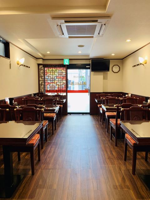 中華料理美山飯店の入口側を見渡すテーブル席