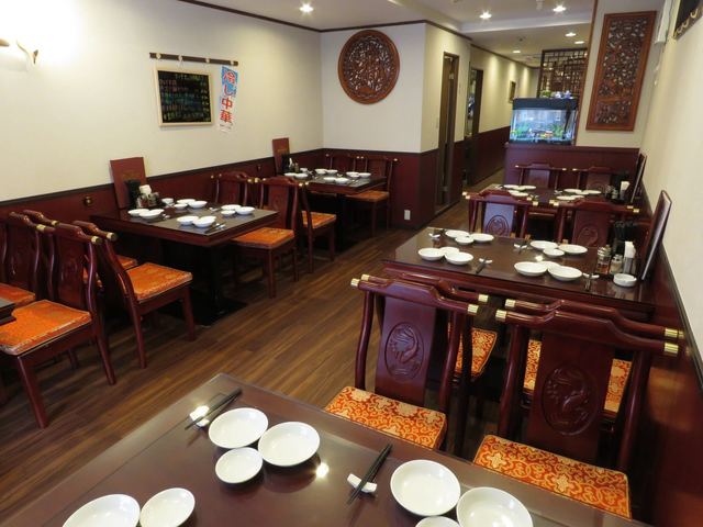 中華料理美山飯店の食器を整えたテーブル席