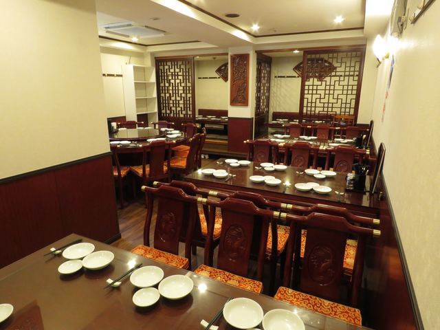 中華料理美山飯店の店内奥のテーブル席