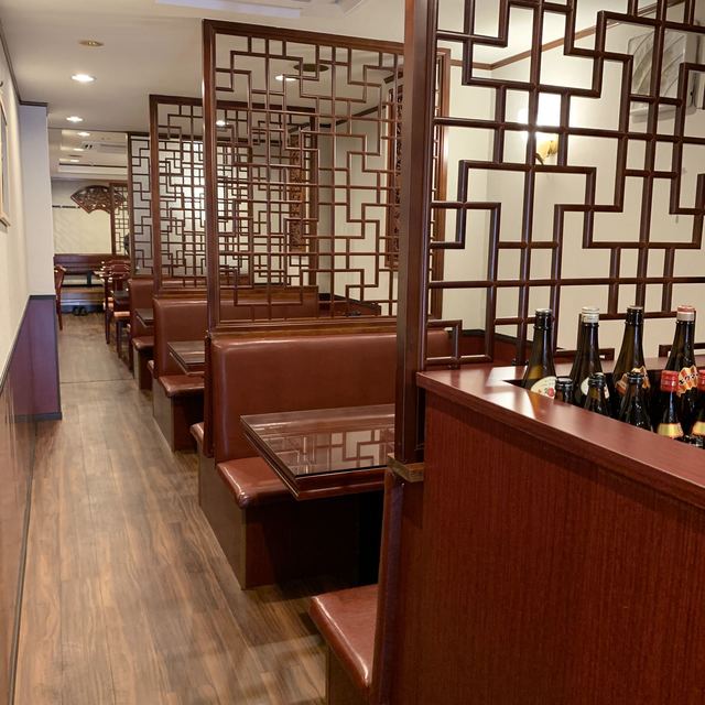 中華料理美山飯店の木の格子で仕切られたソファ席