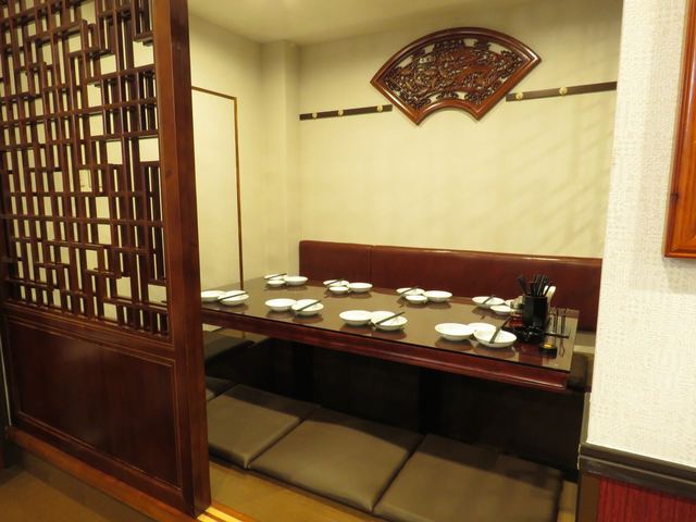 中華料理美山飯店の格子の奥の座敷席