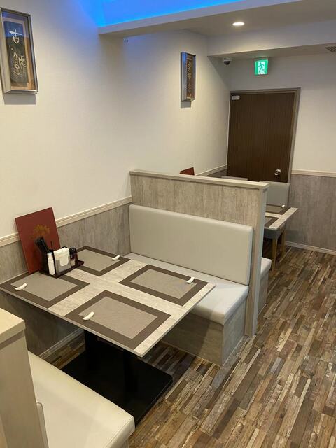 梅山飯店 自由が丘店のソファ席の様子