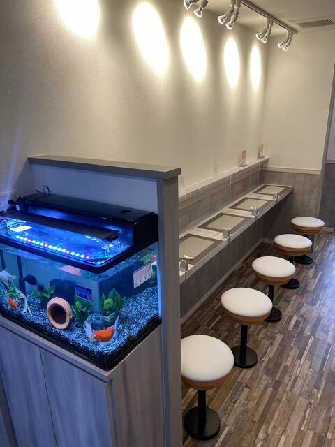 梅山飯店 自由が丘店の水槽のあるカウンター席