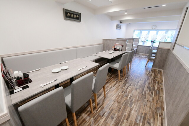 梅山飯店 自由が丘店の明るいテーブル席
