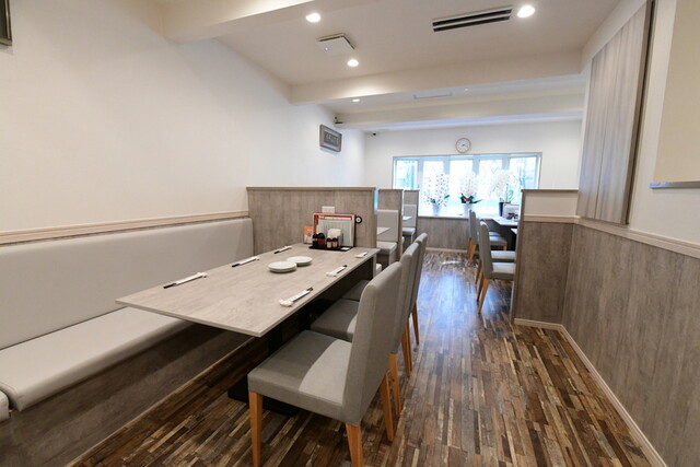 梅山飯店 自由が丘店のテーブル席と通路