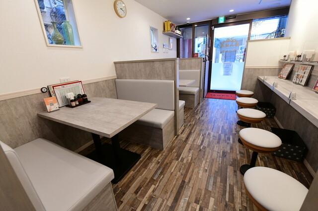 梅山飯店 自由が丘店の入口側のカウンターとテーブル席